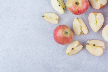 Beyaz arka planda dilimleri olan iki koca elma. Yüksek kalite fotoğraf