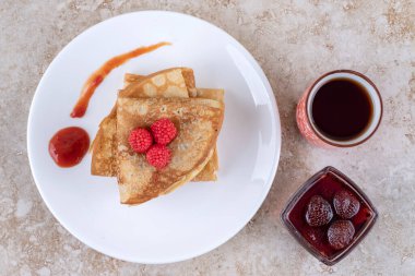 Krep ve böğürtlenli beyaz tabak. Yüksek kalite fotoğraf