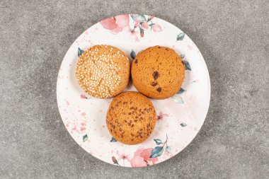 Beyaz tabakta üç ev yapımı tatlı kurabiyenin üst görüntüsü. Yüksek kalite fotoğraf