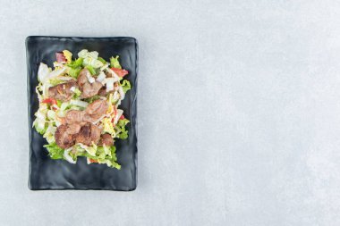 Kızarmış tavuk eti ve sebze salatası. Yüksek kalite fotoğraf