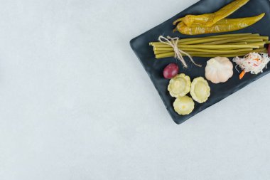 Siyah tabakta mayalanmış sebzeler. Yüksek kalite fotoğraf