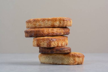 Gri arka planda ev yapımı bisküviler. Yüksek kalite fotoğraf