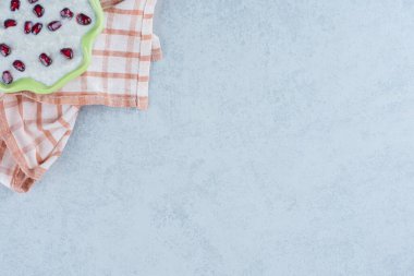 Bir tabak yulaf lapası, havlunun üstünde, mermer zemin üzerinde. Yüksek kalite fotoğraf