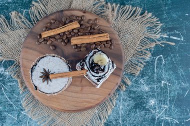 Tahtada nefis bir kokteyl var, mavi arka planda. Yüksek kalite fotoğraf