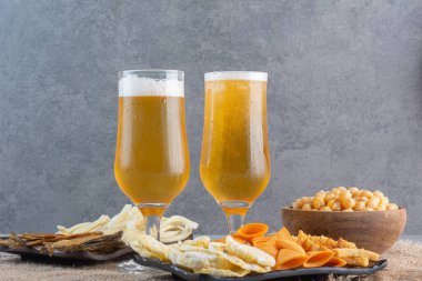 İki bardak bira ve bezelye dolu ahşap bir kase. Yüksek kalite fotoğraf