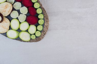 Tahta üzerinde taze kesilmiş çiğ sebzeler. Yüksek kalite fotoğraf