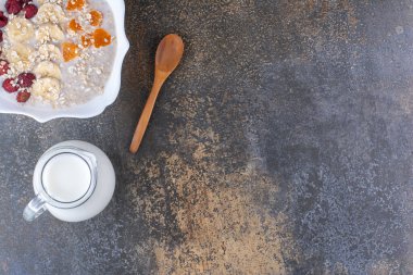 Böğürtlenli müsli lapası ve bir kavanoz süt. Yüksek kalite fotoğraf