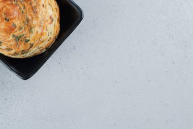 Kara tabakta mermer arka planda ekşi gogal. Yüksek kalite fotoğraf