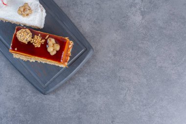 Tahtada iki çeşit lezzetli kek var. Yüksek kalite fotoğraf