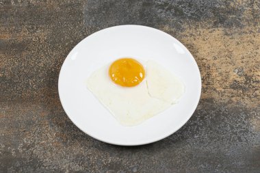 Beyaz tabakta leziz kızarmış yumurta. Yüksek kalite fotoğraf