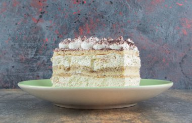 Üzerinde kakao tozu olan yeşil bir tabak. Yüksek kalite fotoğraf