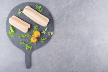 Vişne sarısı domatesli kaynamış bir sosis tahtası. Yüksek kalite fotoğraf