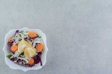 Limonlu rendelenmiş sebze tabağı, mermer arka planda. Yüksek kalite fotoğraf