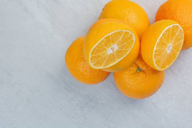 Taş zeminde olgun portakallar. Yüksek kalite fotoğraf