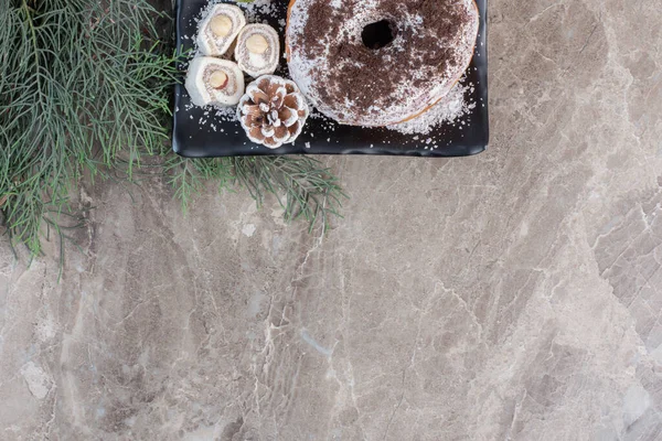 トルコ料理の後半と大理石の背景にドーナツ 高品質の写真 — ストック写真