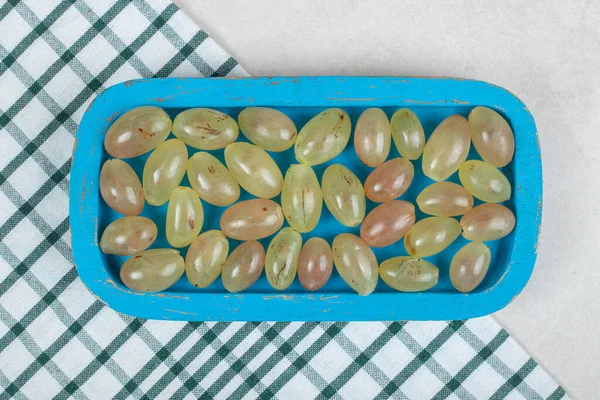 Bando Uvas Prato Azul Com Toalha Mesa Foto Alta Qualidade — Fotografia de Stock