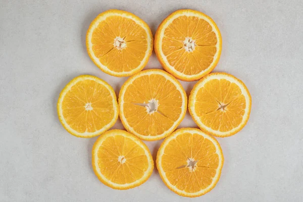 Свіжі Апельсинові Скибочки Сірому Фоні Високоякісна Фотографія — стокове фото