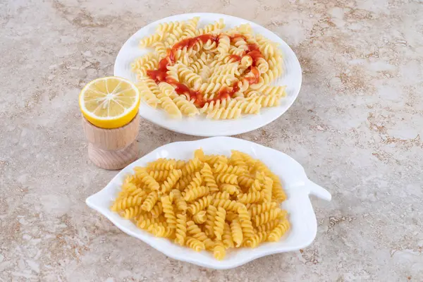 Twee Porties Macaroni Met Een Half Gesneden Citroen Marmeren Achtergrond — Stockfoto