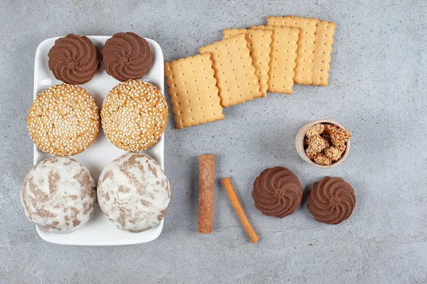 Placa Blanca Galletas Junto Galletas Apiladas Cortes Canela Tazón Pequeño —  Fotos de Stock