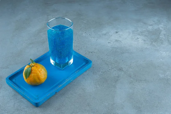 Uma Bebida Azul Com Tangerina Doce Uma Tábua Madeira Azul — Fotografia de Stock