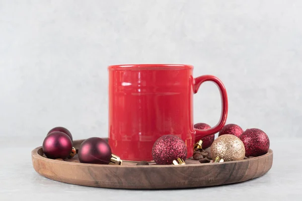 Ένα Φλιτζάνι Καφέ Χριστουγεννιάτικα Στολίδια Ξύλινο Πιάτο Υψηλής Ποιότητας Φωτογραφία — Φωτογραφία Αρχείου