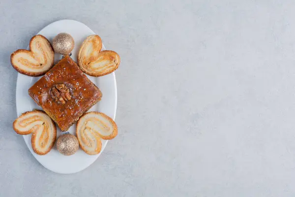 Bakhlava Des Biscuits Écaillés Sur Plateau Avec Une Boule Sur — Photo