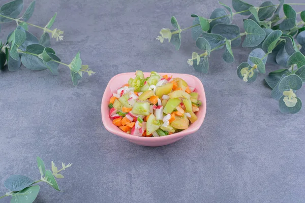 Sałatka Warzywna Sezonowej Żywności Naczyniu Ceramicznym Wysokiej Jakości Zdjęcie — Zdjęcie stockowe
