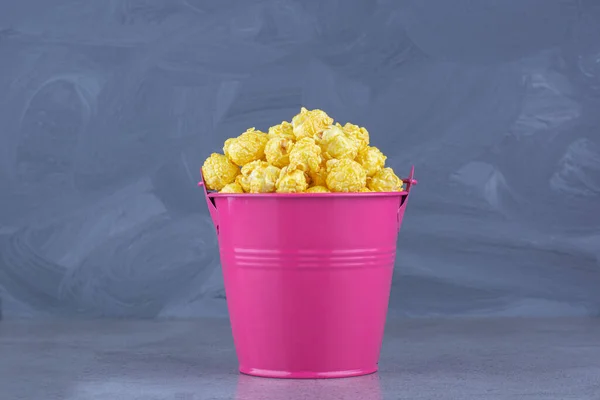 Caramel Popcorn Neatly Heaped Small Bucket Marble Background High Quality — Stock Photo, Image