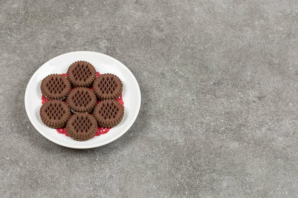 Broodje Chocoladekoekjes Wit Bord Hoge Kwaliteit Foto — Stockfoto