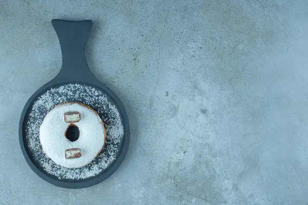 Geglazuurde Donut Geplaatst Een Portie Pan Marmeren Achtergrond Hoge Kwaliteit — Stockfoto