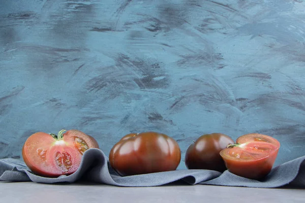 Rozkoszny Pomidor Ręczniku Marmurowym Tle Wysokiej Jakości Zdjęcie — Zdjęcie stockowe