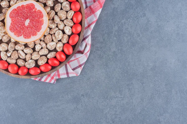 Bandeja Llena Galletas Encías Con Pomelo Centro Sobre Fondo Mármol — Foto de Stock