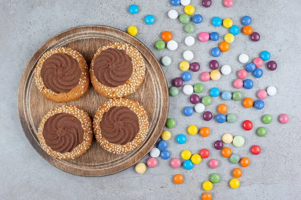 Vier Stapels Koekjes Een Houten Dienblad Naast Een Verspreid Stel — Stockfoto