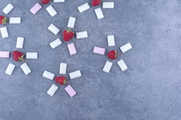 Bloemvormen Van Frambozen Kauwgom Tabletten Marmeren Ondergrond Hoge Kwaliteit Foto — Stockfoto
