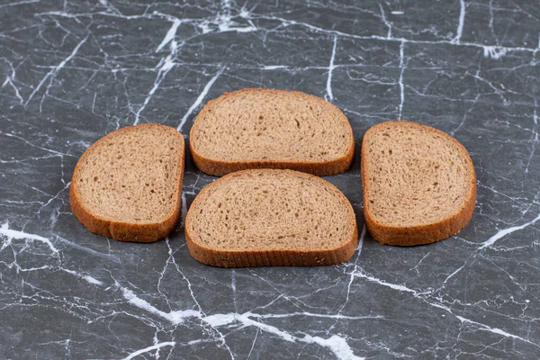 Zelfgemaakte Roggebrood Plakjes Grijze Achtergrond Hoge Kwaliteit Foto — Stockfoto