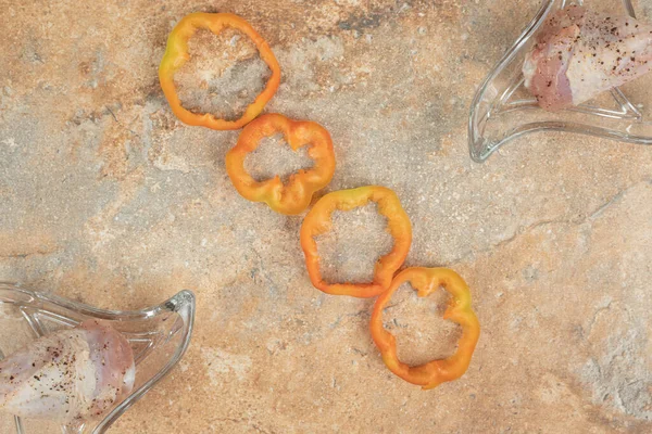 Rauwe Kippenpoten Met Gesneden Peper Glasplaat Hoge Kwaliteit Foto — Stockfoto