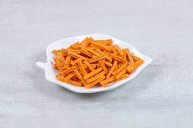 Kolay lokma. Beyaz tabakta taze cips. Yüksek kalite fotoğraf