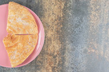 İki ev yapımı, şekerli pembe bir tabak. Yüksek kalite fotoğraf