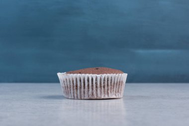 Mermer arka planda küçük çikolatalı kek. Yüksek kalite fotoğraf