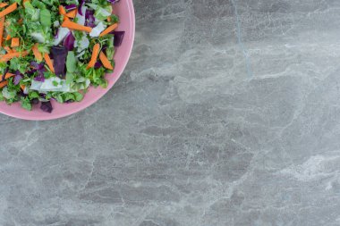 Limonlu rendelenmiş sebze tabağı, mermer arka planda. Yüksek kalite fotoğraf