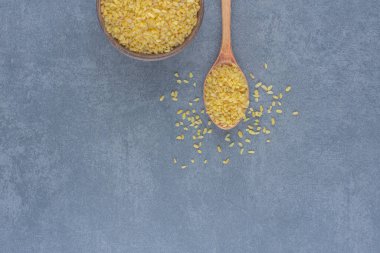 Bir kaşık pirinç ve bir kase pirinç, mermer arka planda. Yüksek kalite fotoğraf