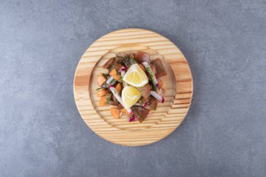 Ahşap tabakta bir çeşit sebze, mermer arka planda. Yüksek kalite fotoğraf