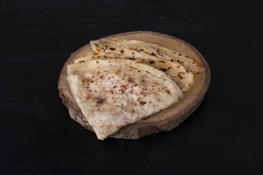 Masa arkasında ev yapımı ekmek (pita, lavaş ekmeği)