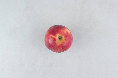 Taş zeminde tek kırmızı elma. Yüksek kalite fotoğraf