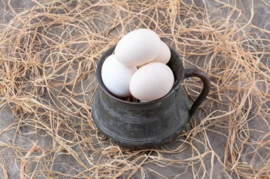 Antik samanlıkta taze beyaz tavuk yumurtası. Yüksek kalite fotoğraf