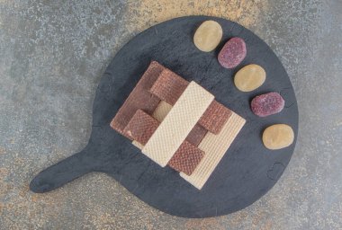 Ahşap arka planda marmelatlı bir avuç gofret. Yüksek kalite fotoğraf