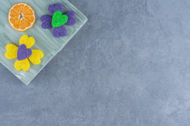 Mandalina ve kurabiyeler tahtada, mermer arka planda. Yüksek kalite fotoğraf