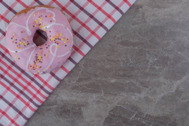 Mermer arka planda havlunun üzerine jöleli çörek. Yüksek kalite fotoğraf