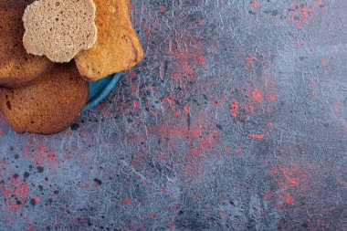 Dokulu arka planda ekmek dilimleri. Yüksek kalite fotoğraf