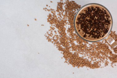 Kahve çekirdekli taze kahve aromalı enfes bir bardak. Yüksek kalite fotoğraf